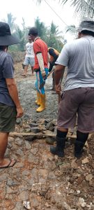 Kepala Kampung Bali Sadhar Utara Pimpin Gotong Royong Diruas Jalan Kabupaten Way Kanan