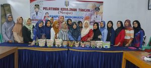 Dorong Kemandirian Ekonomi, Pemerintah Kampung Donomulyo Gelar Pelatihan Merajut