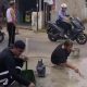 Warga Tanjung Harapan Tambal Jalan Berlubang Demi Keselamatan Pengendara