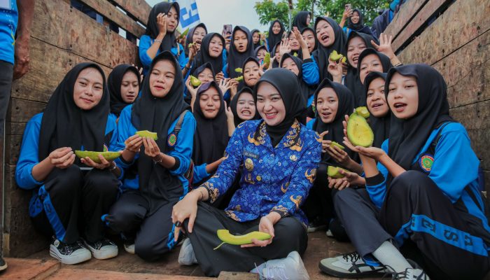 Pemecahan Rekor MURI Makan Alpukat Siger oleh 2.000 Peserta di Lampung Timur Gaungkan Kebanggaan Produk Lokal