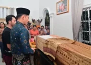 Turut Berduka Cita, Bupati Lampung Selatan Beri Penghormatan Terakhir untuk Almarhum Made Sukintre: Kita Semua Kehilangan