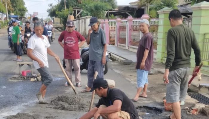 Tak Kunjung Diperbaiki, Warga Lampung Utara Tambal Jalan Berlubang dengan Dana Swadaya