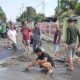 Tak Kunjung Diperbaiki, Warga Lampung Utara Tambal Jalan Berlubang dengan Dana Swadaya