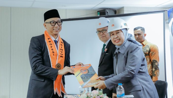 Gubernur Rahmat Mirzani Djausal Raih Predikat Lulusan Terbaik Program Profesi Insinyur Fakultas Teknik Universitas Lampung Periode April 2026